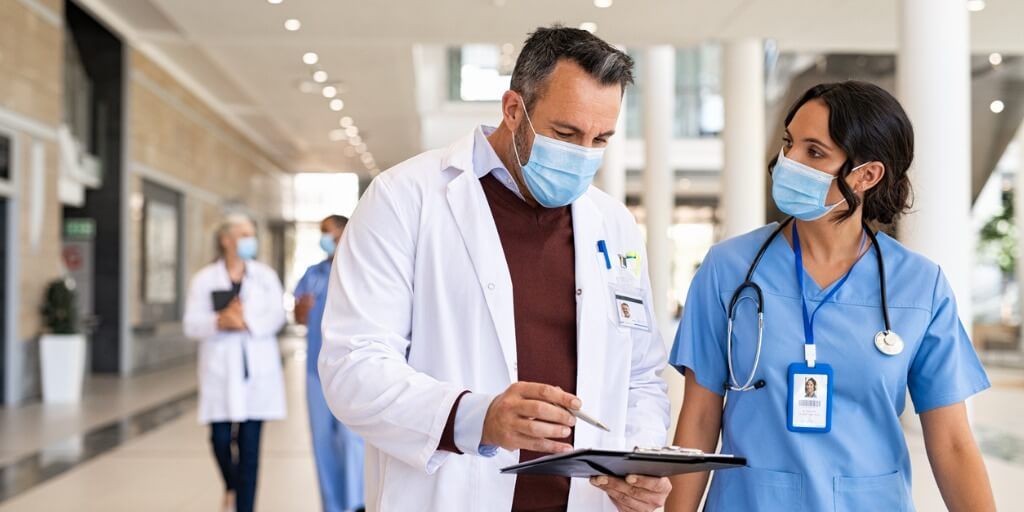 hospitalist talking to nurse