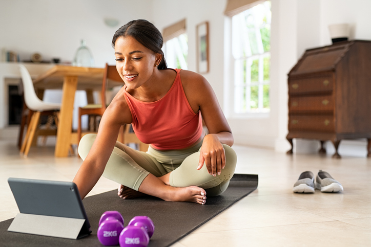 Woman using wellness tracking tools to track exercise